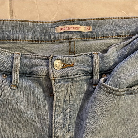Woman’s Levi’s 314 - blue light wash - straight leg - size 33 - Picture 3 of 5
